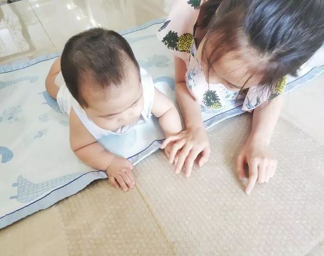 亲子游戏，与9个月宝宝的欢乐时光